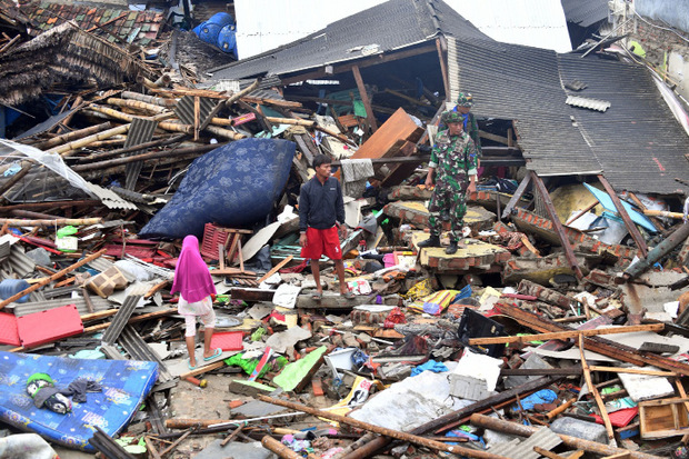 Nach dem Tsunami zu Weihnachten suchten Helfer in Pandeglang nach möglichen Überlebenden.
