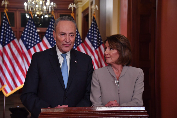 Die demokratische Vorsitzende des Repräsentantenhauses, Nancy Pelosi, und ihr Parteikollege, Senator Chuck Schumer, kritisierten Trump im Anschluss an dessen Rede.