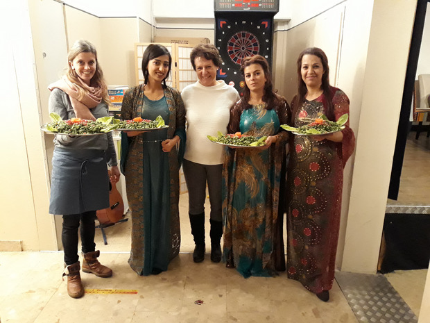 Komm!unity-GF Monika Mair (l.) und Obfrau Irmgard Moritz (Mitte) freuten sich über die kurdisch-syrischen Köstlichkeiten, die Najmia, Nesrin und Mariam-Jan für die Gäste zauberten.