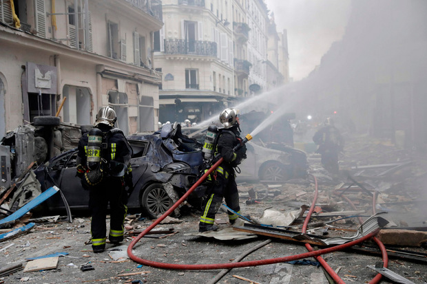 Am Einsatzort herrscht Chaos, Autos wurden zerstört, Fensterscheiben barsten durch die Druckwelle der Detonation.