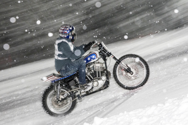 Der heftige Schneefall machte allen zu schaffen, ganz besonders den Bikern mit ihren schweren Kolossen.