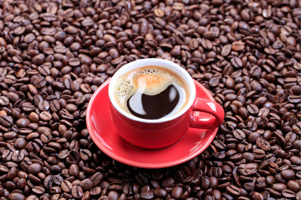 „Es schadet zwar nicht, zu einer Tasse Kaffee ein Glas Wasser zu trinken, notwendig ist es aber nicht“, sagt Ernährungsexpertin Silke Restemeyer. Kaffee werde wie alle Getränke in die Flüssigkeitsbilanz des Körpers einbezogen.