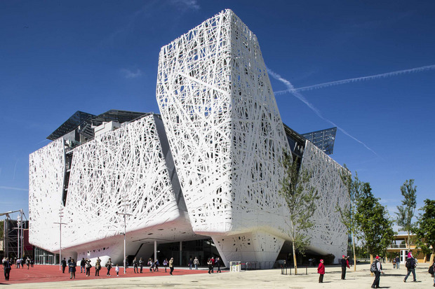 Palazzo Italia: In Mailand gibt es seit der Expo 2015 etwas Ähnliches: Die 9000 Quadratmeter große Fassade wurde mit photokatalytischem Zement realisiert, der durch Licht Schadstoffe absorbiert und in Salze umwandelt.