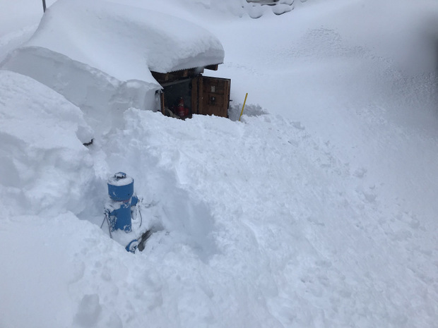 Mühsam werden Hydranten freigeschaufelt – man weiß ja nie.