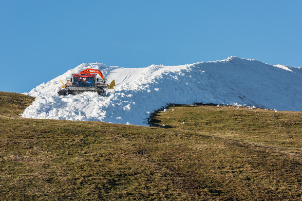 Snowfarming – das Aufbewahren des Schnees für den nächsten Winter – praktiziert auch die Bergbahn AG Kitzbühel. Heuer startete der Skibetrieb bereits Anfang November.