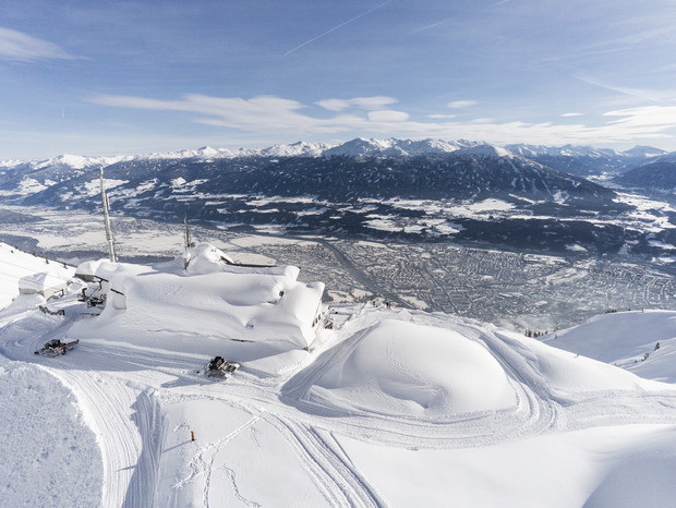 Meterhoch türmt sich der Schnee auf der Innsbrucker Seegrube.
