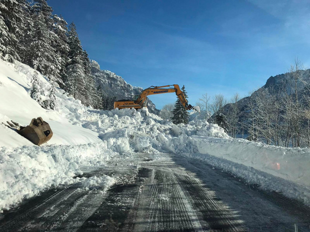 Bagger müssen in Waidring eine Straße freiräumen, auf die eine Lawine abgegangen ist.