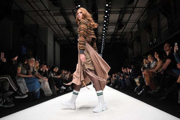 Verdrehte Stofflagen, mehrere Schichten, Strickbündchen und Tennissocken.