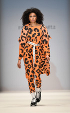Animal-Print und Aufschrift-Gürtel.