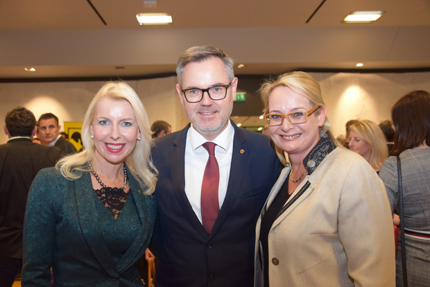 Neben den Unternehmern stießen zahlreiche Politiker auf das Jahr 2019 an, darunter LA Barbara Schwaighofer, NR Josef Lettenbichler und NR Carmen Schimanek.
