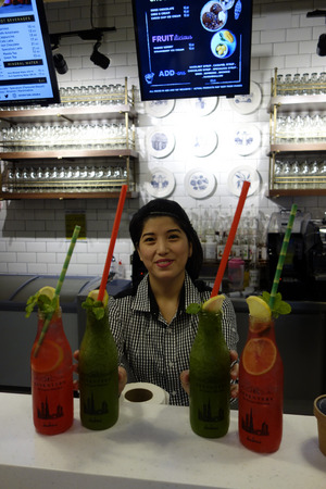 Fruchtige Drinks werden in einer indischen Saftbar gemixt.