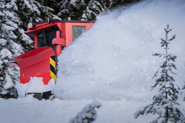 Einer der Klima-Schneepflüge schiebt sich gestern durch den Neuschnee auf der Karwendelstrecke.