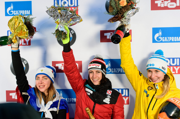 Janine Flock siegte vor der Russin Elena Nikitina (links) und der Deutschen Jacqueline Lölling (rechts).