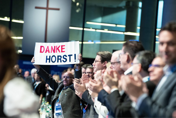 Die Deligierten stimmten fast eintismmig dafür, Horst Seehofer zum Ehrenvorsitzenden zu machen.