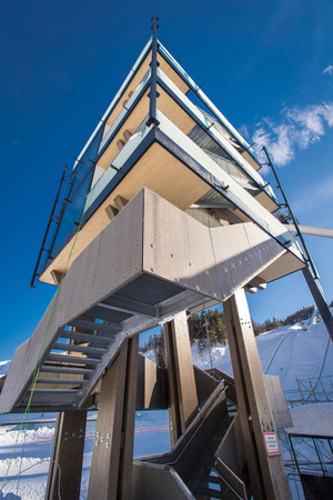 Der aus Holz gebaute WM-Turm soll ein neues Wahrzeichen für Seefeld werden, während der Wettkämpfe werden dort VIP-Gäste empfangen.