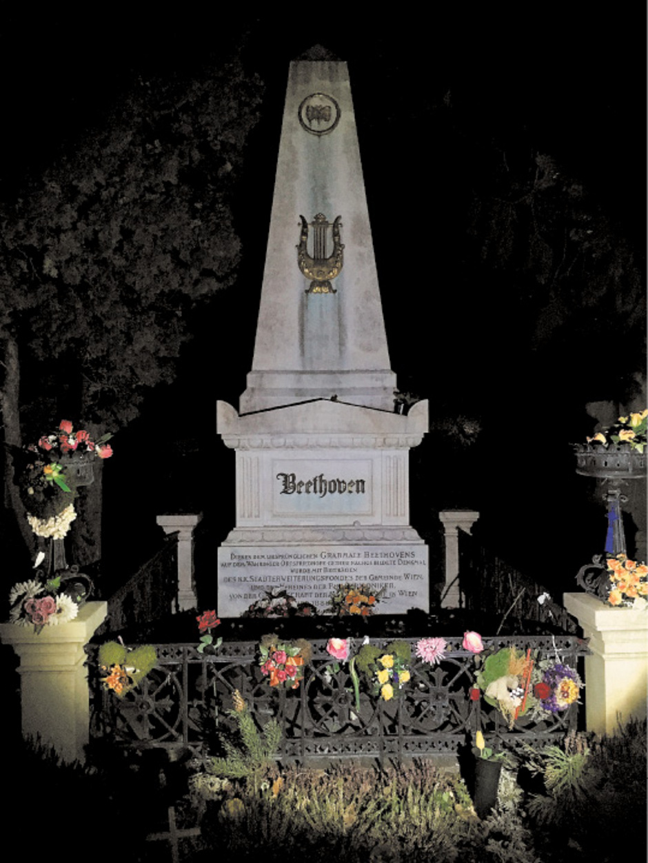 Blumen für Beethoven: Die Gebeine des Komponisten wurden Jahrzehnte nach seinem Tod in den Zentralfriedhof verlegt. Die 1874 errichtete Begräbnisstätte sollte bei den Wienern durch Ehrengräber beliebter gemacht werden.