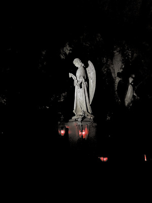 Im Lichtkegel tauchen Figuren auf. Die Tour wurde aufgrund der großen Nachfrage nach Halloween verlängert.