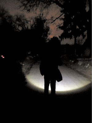 Außer dem Licht der Taschenlampe des Guides ist es zappenduster.