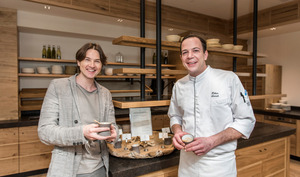 Hotelchef Karl Reiter jun. (l.) und Küchenchef Fabian Leinich finden die verwendeten
Gewürze gesund und „g’schmackig“.
