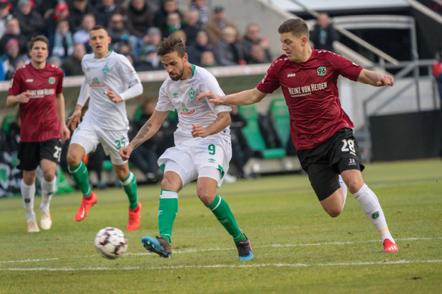 Österreicher-Duell in Hannover: Martin Harnik hatte mit Bremen gegen Kevin Wimmer (r.) die Nase vorne.