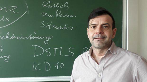 Markus Moosbrugger unterrichtet u. a. am AZW und ist Pflegedienstleiter der Wohn- und Pflegeheime der Stadt Hall.