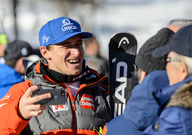 Matthias Mayer fuhr trotz Hüftproblemen nach seinem Sturz in Wengen zur ersten Bestzeit in Kitz.