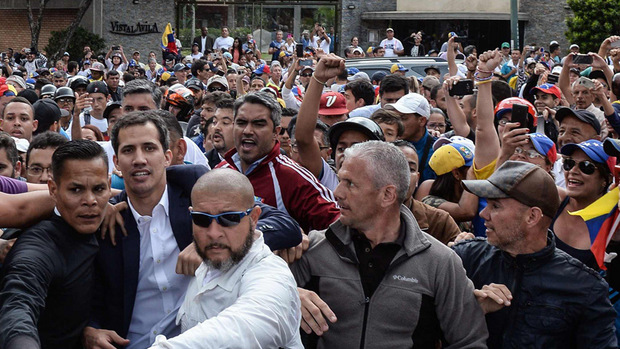 Unterstützer feiern Juan Guaido (umringt von Personenschützern) nachdem er erklärte, ab sofort als "Interims-Präsident" Venezuelas zu fungieren.