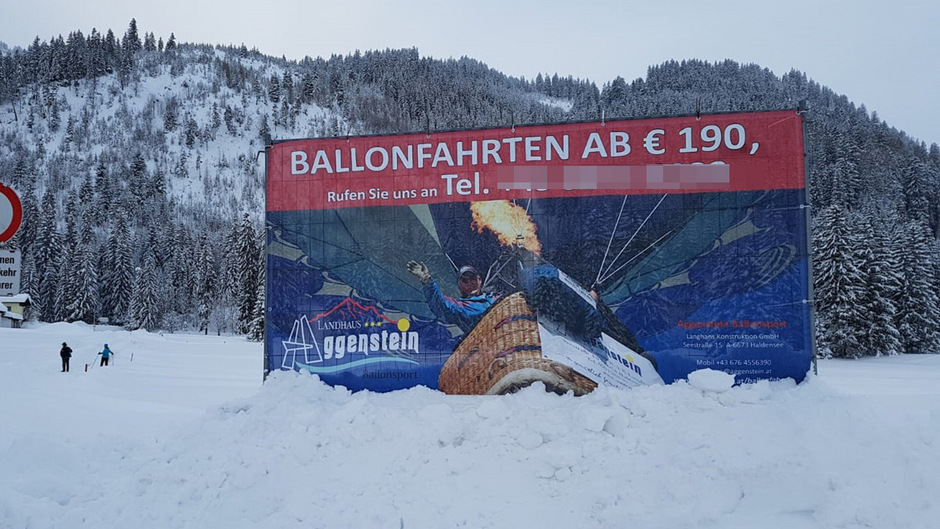 Das Plakat wurde von Unbekannten entwendet.
