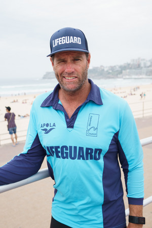 Rettungsschwimmer Bruce "Hoppo" Hopkins kennt den Strand wie kaum ein anderer.