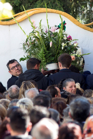 Tränen und weiße Blumen hätten die Beerdigungszeremonie geprägt, schrieben Medien.