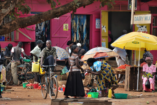 Die Bewohner der Slums in Uganda verkaufen Produkte am Straßenrand. Ihr Einkommen liegt bei wenigen Dollar monatlich.