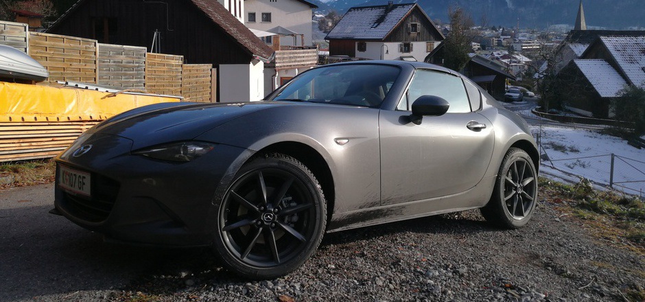 Das Hardtop verschwindet innerhalb von 13 Sekunden hinter den Vordersitzen.