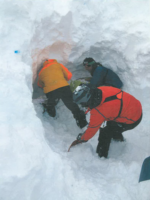 Zwölf Personen retteten Weber, der 2,80 Meter tief verschüttet war.