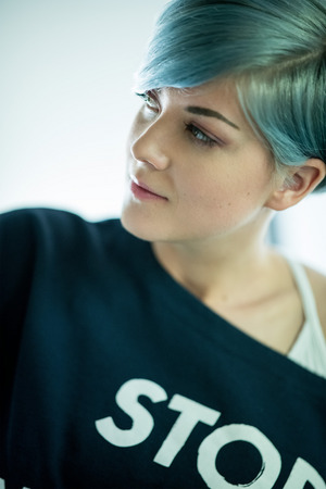 Die blauen Haare bleiben.
