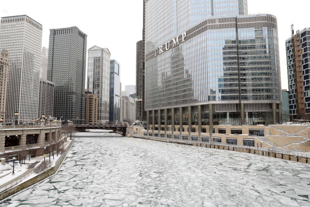 Der Chicago River ist mit einer dicken Eisdecke überzogen. Am Donnerstag waren stellenweise Temperaturen von deutlich unter minus 30 Grad Celsius gemessen worden.