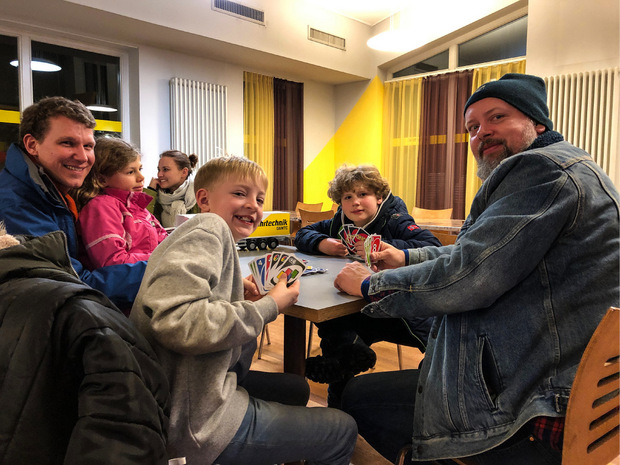 Kartenspielen zum Zeitvetreib.