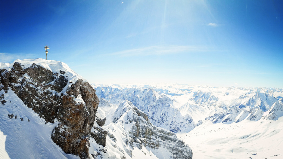 Von der Zugspitze mit ihrem vergoldeten Gipfelkreuz bietet sich ein atemberaubendes Panorama.