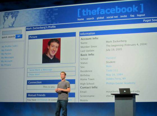 Mark Zuckerberg auf einer Facebook-Konferenz im Jahr 2005. Die Profile waren noch im minimalistischen Design. Schon damals konnte man Statusupdates machen, in denen man in der dritten Person von sich sprach.