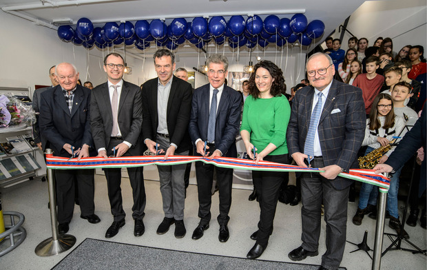 Pfarrer Helmut Gatterer, Robert Possenig (ÖBB), Bürgermeister Georg Willi, BBT-Vorstand Konrad Bergmeister, LHStv. Ingrid Felipe, BBT-Aufsichtsrat Hubert Gorbach (v. l.) eröffnen den Infopoint.