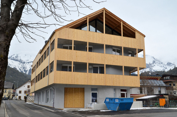 In diesem Neubau im Mötzer Zentrum soll im Erdgeschoß ein Nahversorger entstehen, die Gemeinde wird das Ladenlokal kaufen.