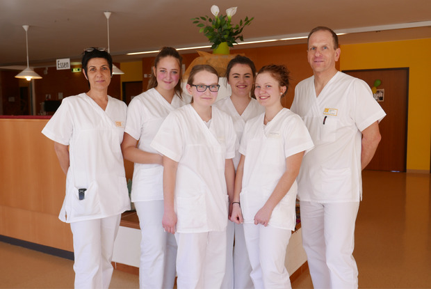 Inge Tagger (l.) und Stationsleiter Michael Feldner mit den vier Compassion-Schülerinnen Lara, Isabell, Selina und Kristin (v.?l.).