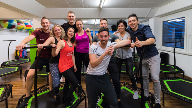 Marco Probst (vorne) mit seinem Trainerteam (v.l.) im neuen Studio: Christoph, Johanna, Franz, Stefanie, Susi, Lukas, Mama Elke und Bruder Andi. Nicht im Bild: Marina.