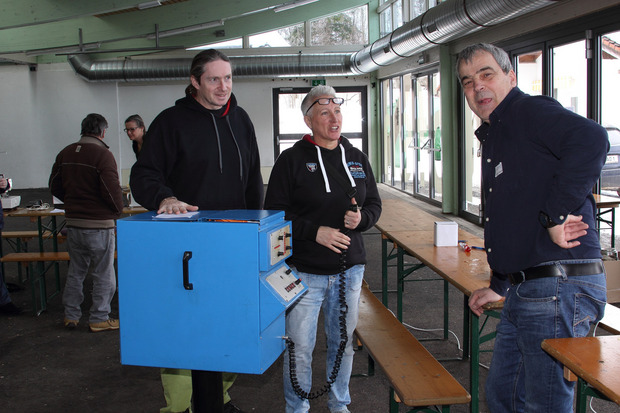 Auch eine Ballwurfmaschine wurde repariert.