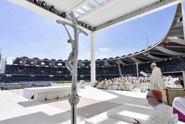 Vor rund 170.000 Gläubigen hat Papst Franziskus zum Abschluss seines Besuchs in den Vereinigten Arabischen Emiraten eine Messe unter freiem Himmel gefeiert.