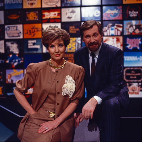 Tele-As, die Rateshow ums Fernsehen, wurde 1987 bis 1991 gezeigt und von Carolin Reiber und Peter Rapp moderiert.