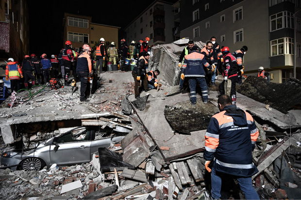 Helfer suchten die ganze Nacht nach Überlebenden.