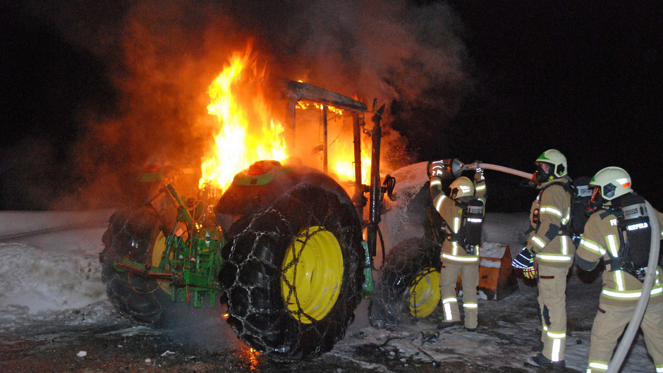 Der Traktor stand komplett in Flammen.