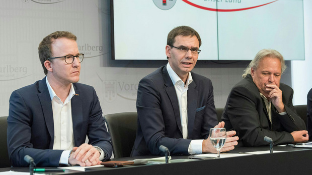 Sicherheitslandesrat Christian Gantner (ÖVP), Vorarlbergs Landeshauptmann Markus Wallner (ÖVP) und Norbert Schwendinger (Landeskriminalamt) anlässlich einer Pressekonferenz nach der tödlichen Messerattacke.