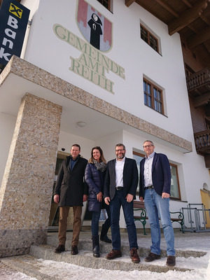 Die Mitglieder der Steuerungsgruppe und die Vertreter der GemNova bei der Präsentation.