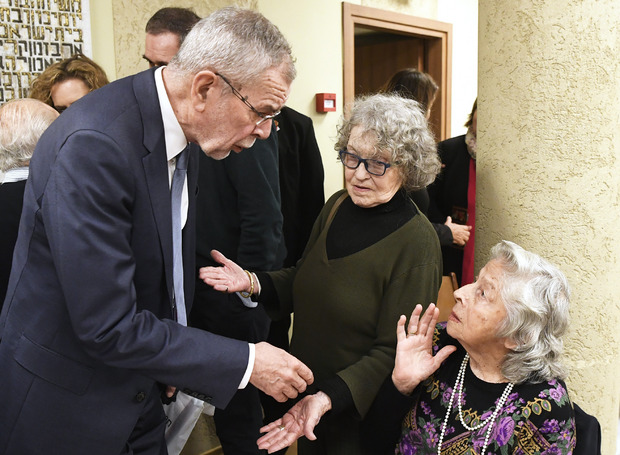 Alexander Van der Bellen mit einer Altösterreicherin während eines Besuchs des Zentralkomitee der Juden aus Österreich (ZKJÖ).